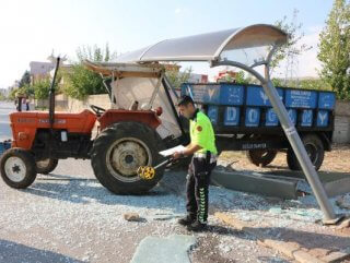 Adıyaman'da çocukların oynadığı traktör durağa girdi