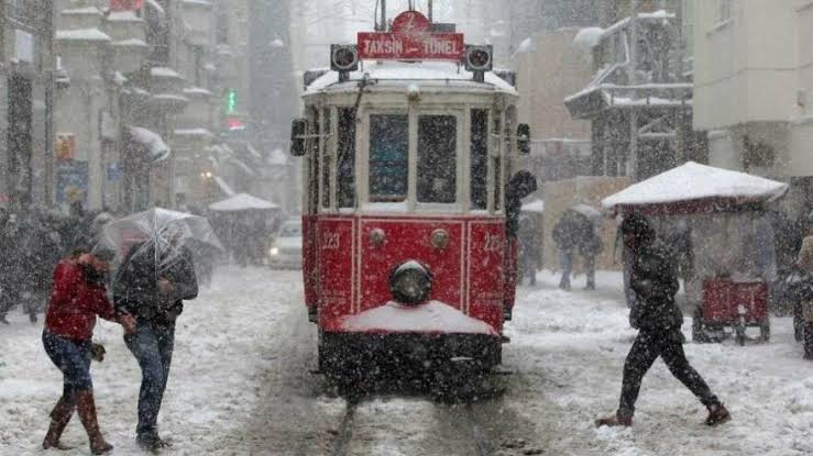 İstanbul'da beklenen kar yağışı başladı