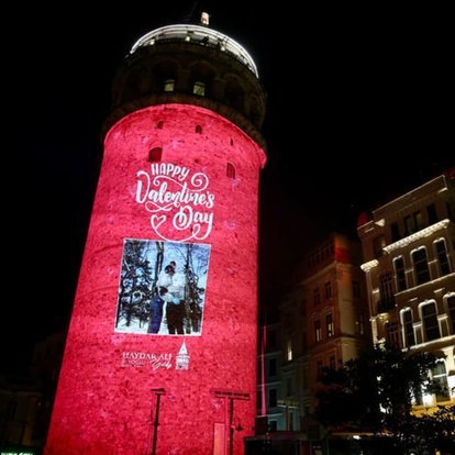 Istanbul Galata Kulesi sevgililerin fotoğraflarıyla aydınlatıldı..