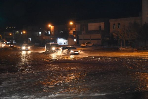 Nusaybin'de içme suyu ana hattı patladı